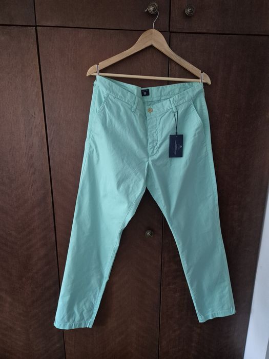 Продавам 2 броя нови панталони GANT различни номера
