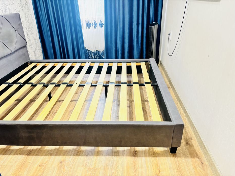 Продам 2 х спальнию кровать без матраса