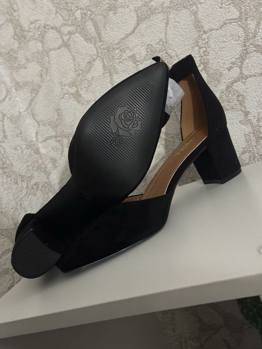 Новые черные туфли 40 размера