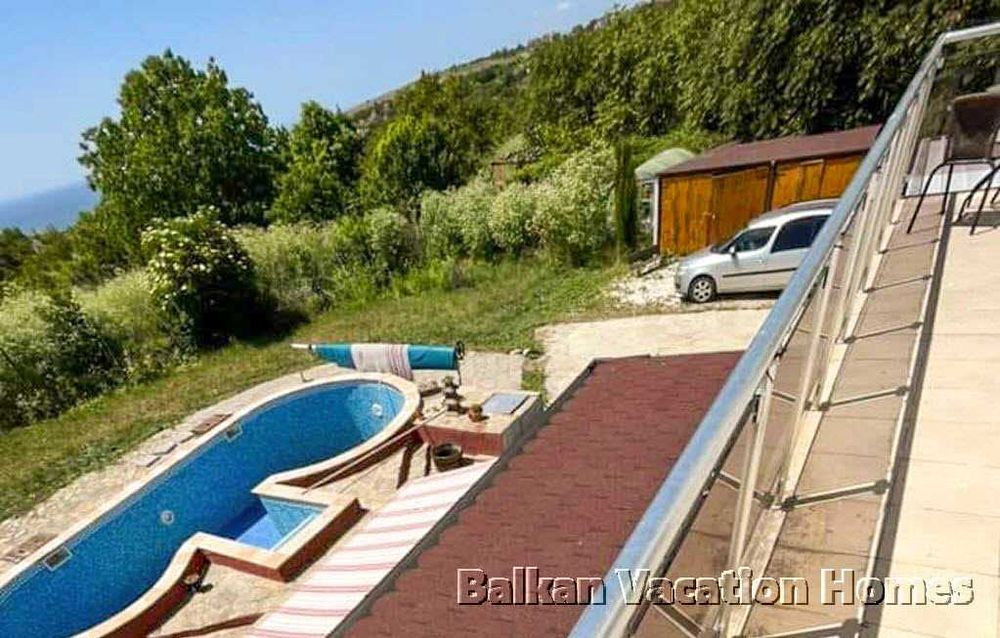 Триетажна къща с басейн и гледка море в Топола