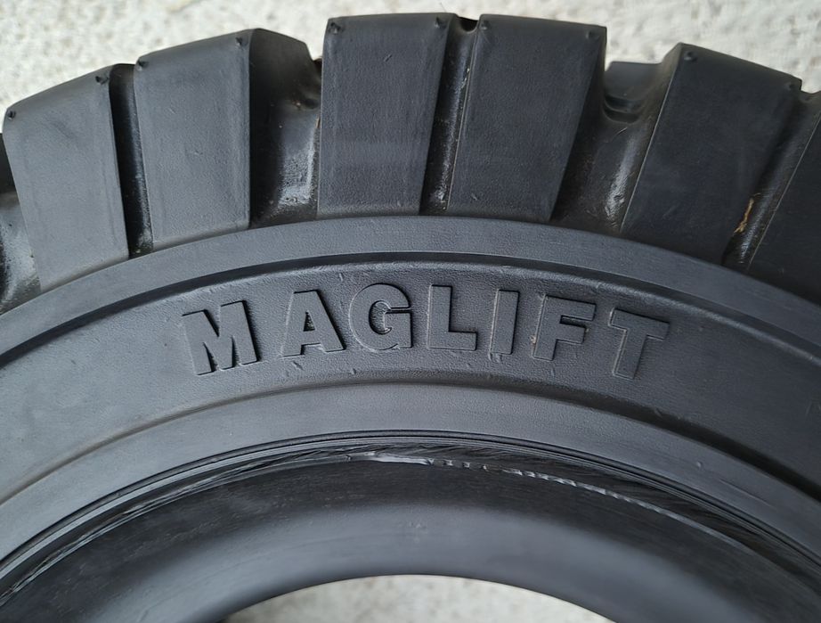 Vând 2buc 18 x 7 - 8 (180/70 - 8) BKT Maglift stivuitor