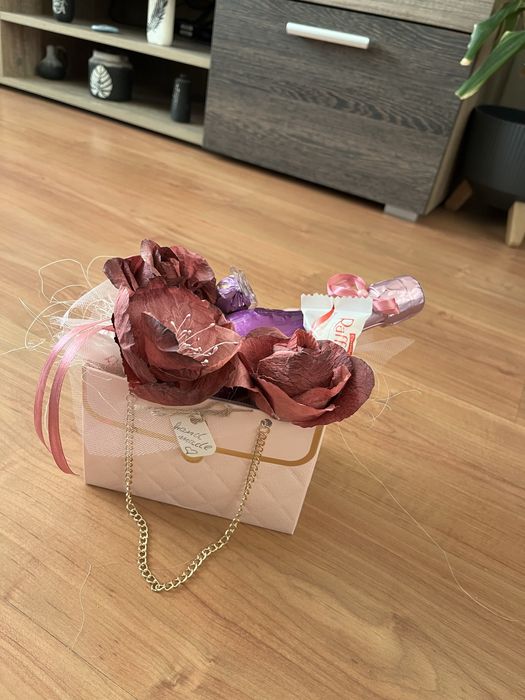 Ръчно изработени цветчета от хартия пенливо вино и