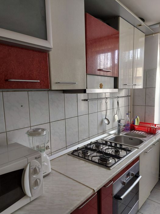 Închiriez apartament decomandat