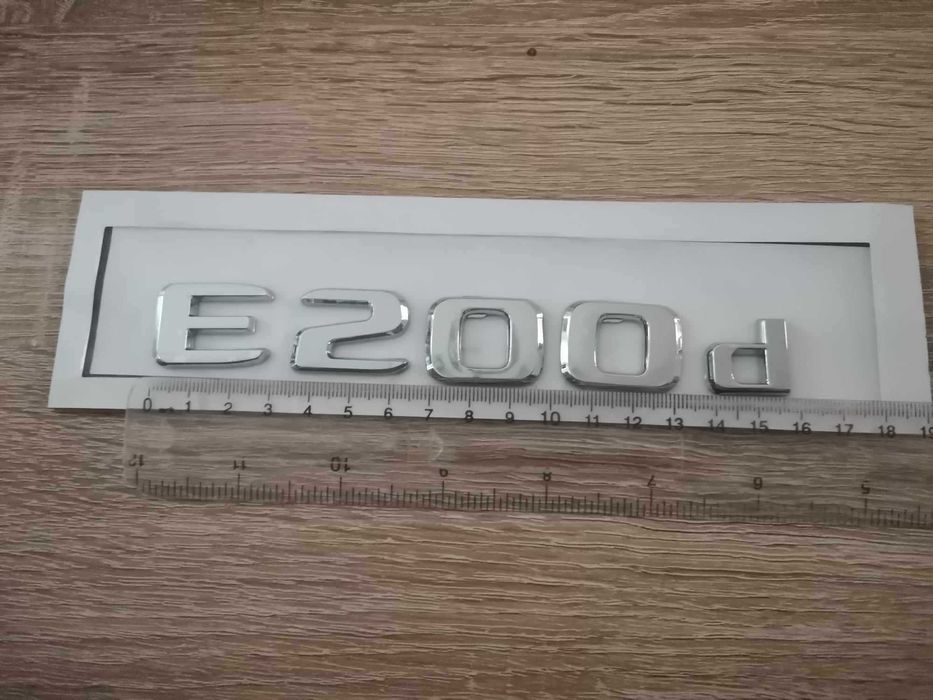 сребрист надпис Mercedes Benz E200d