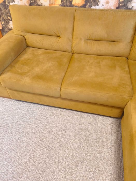 Разтегателен диван -жълт цвят