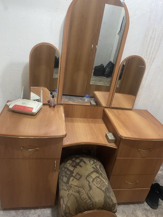 Продам трюмо с зеркалом б/у