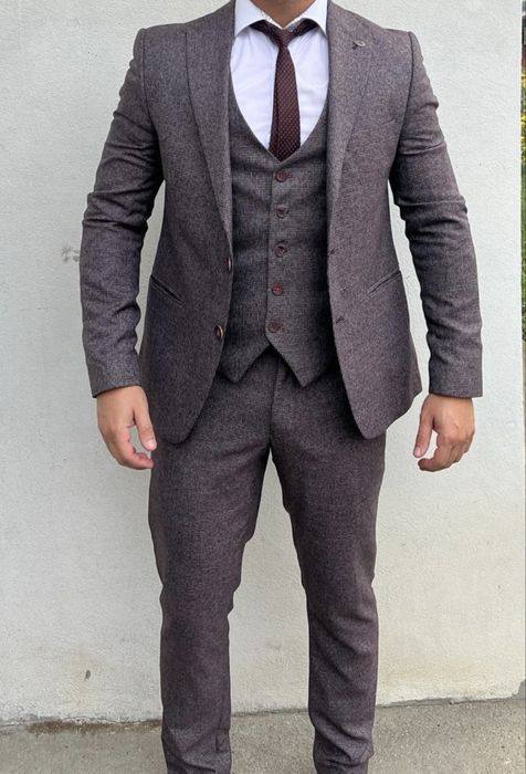 Costum mărimea S, se poate vedea