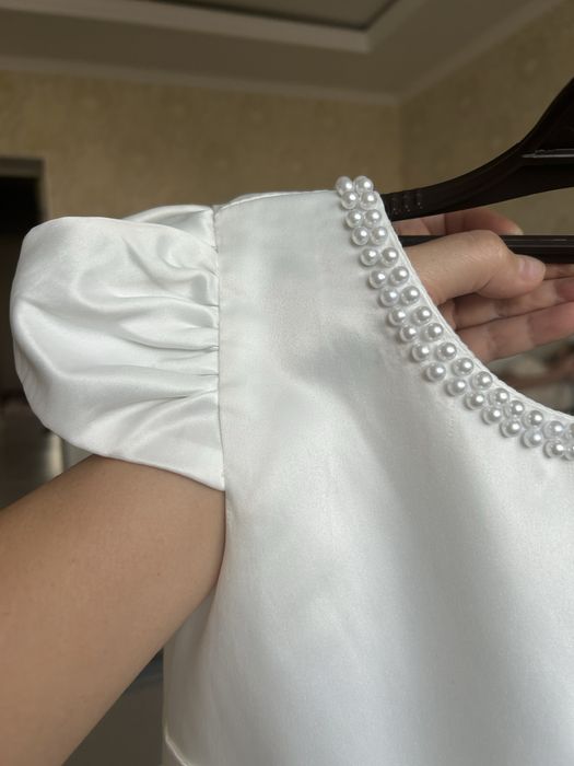 Қыз балаға арналған әдемі ақ көйлек сатылады