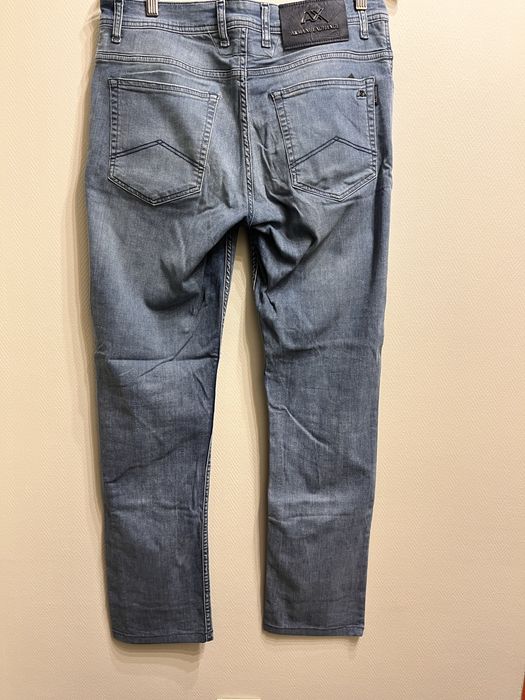 Джинсы Armani Exchange