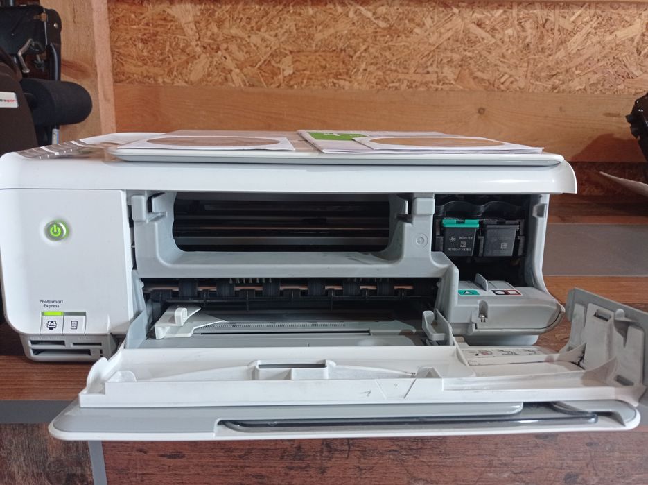 Vând imprimanta HP PhotoSmart C3100