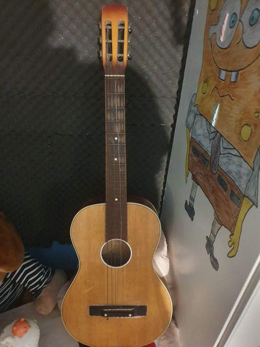 Vând chitara din lemn