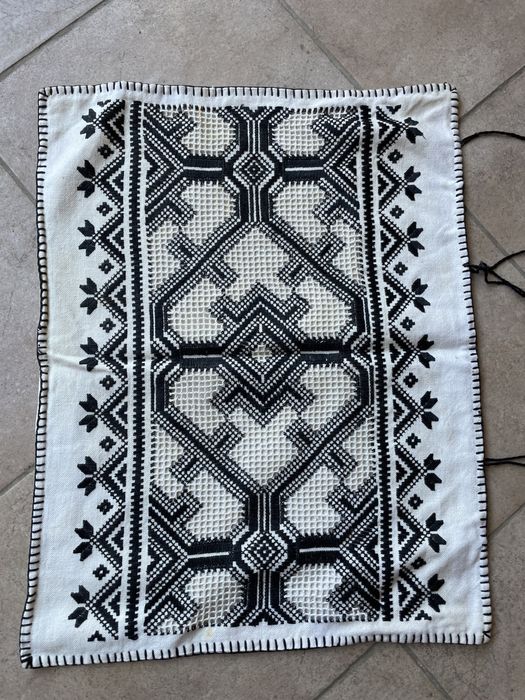 Fata de perna brodata