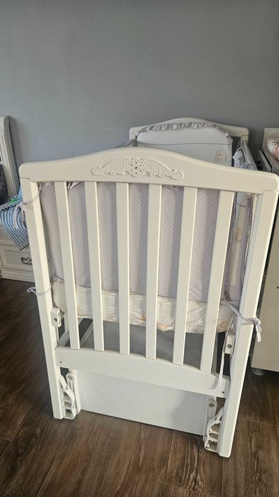 Кроватка детская с маятником