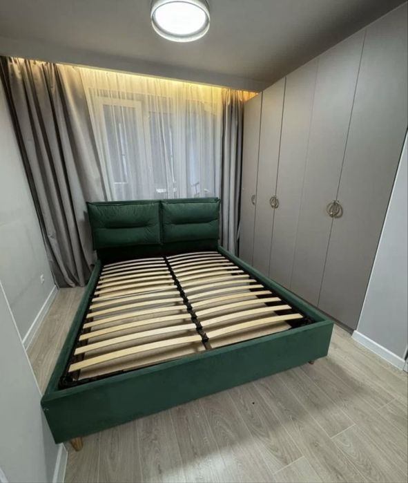 Кровать двуспальная с матрасом