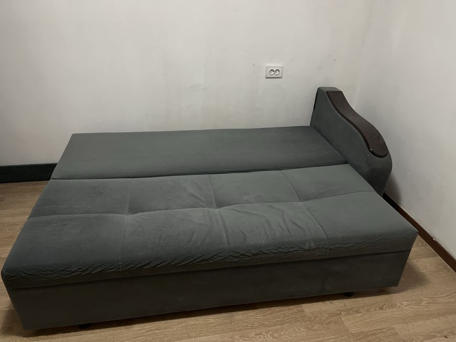 Диван раскладной срочно.