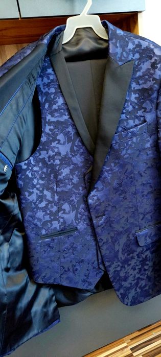 Vând costum marimea 52 slim fit!