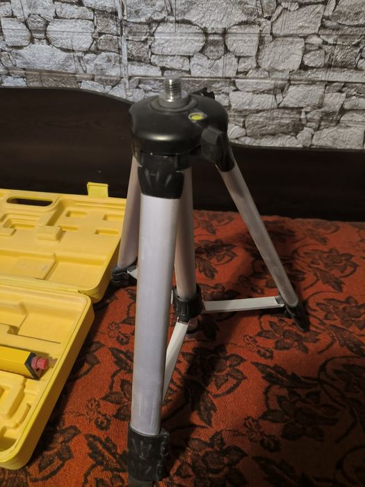 Продавам геодезически статив и лазерен нивелир