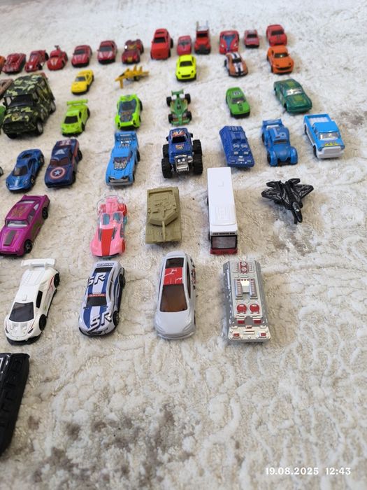 Металлические игрушечные  машинки