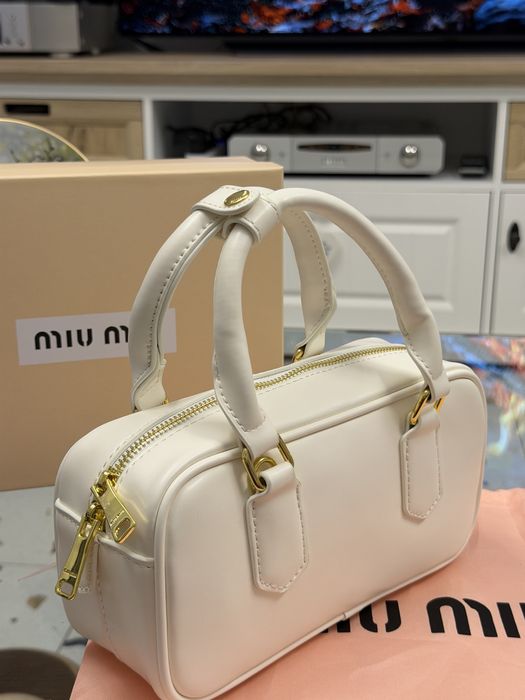Geanta Miu Miu alba cu scris auriu