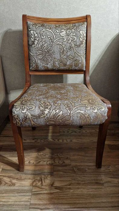 стол со стульями гостинный