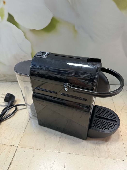 Кафемашина с капсули Nespresso Inissia Black