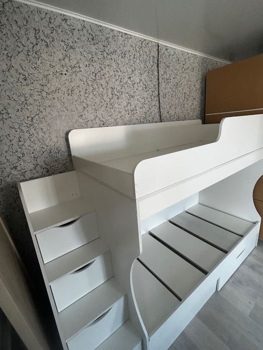 Двухъярусная кровать