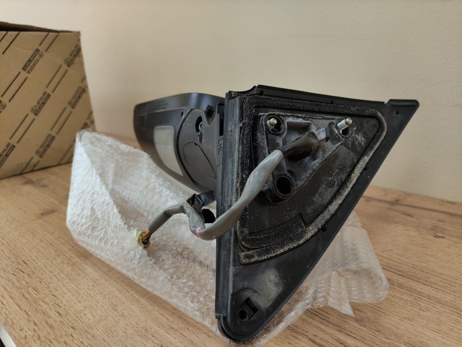 Продам левое зеркало Toyota Highlander