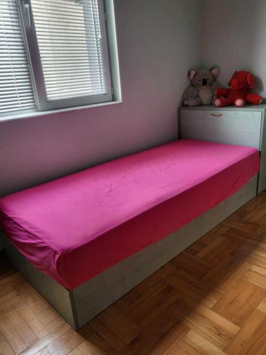 Единично легло с матрак  и ракла,  подреден уют за нов дом.