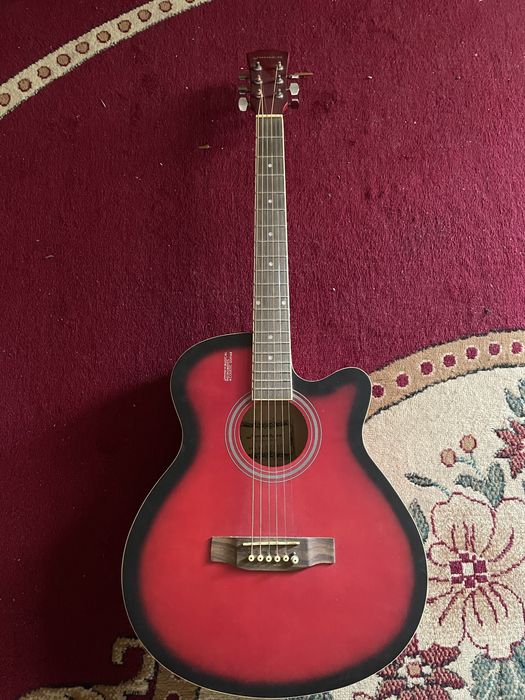 Akustik gitara sotiladi