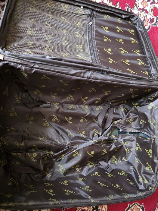 Продам чемодан коричневый