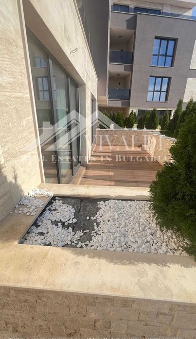 Продава се Четиристаен апартамент в Варна, Бриз - 140 кв.м за 1348 €/кв.м - Снимка #13