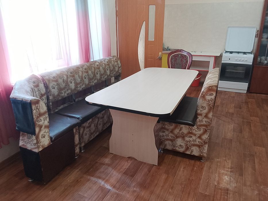 Продам кухонныи стол стулья.гарнетур.