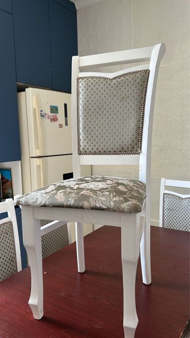 Стол со стульями