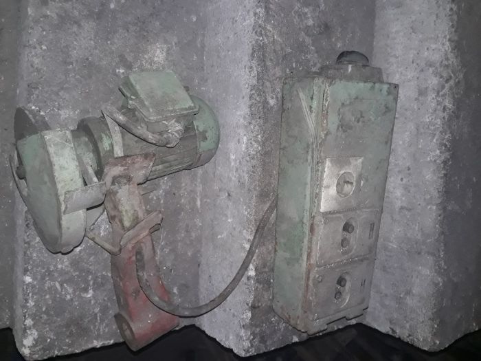 Рамо с двигател за заточваща машина.