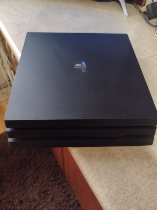 PS4 1TB Pro със акаунт