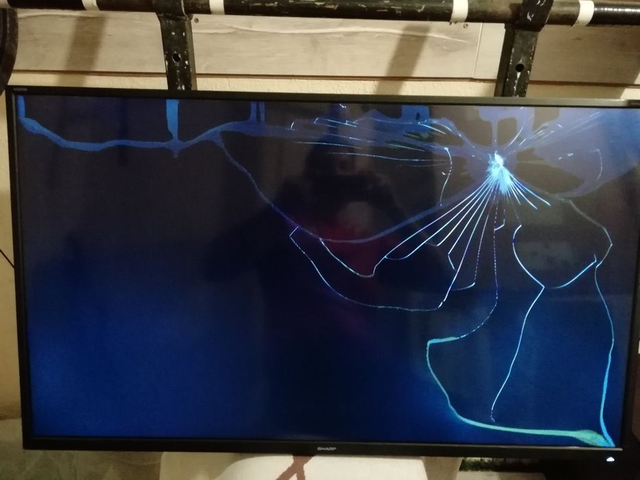 Телевизор Sharp 40" (счупена матрица)