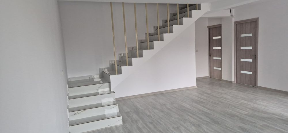 Casa  Ciurbesti cu scara interioara si  placa de beton !