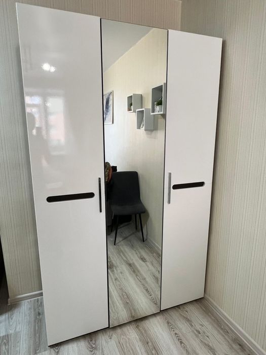 Продам шкаф (шифоньер)