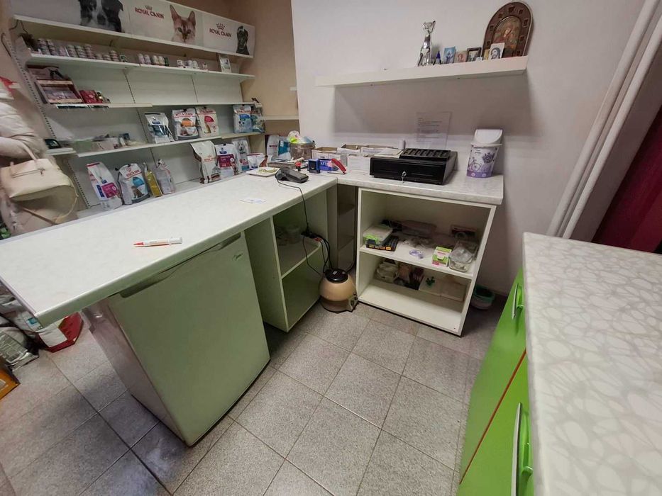 Кухненски,шкафове с плот гланц и стъклено бюро