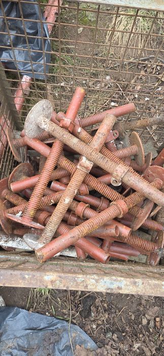 Inchiriez schelă metalică