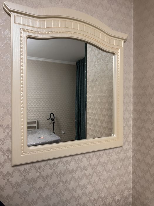 Настенное зеркало