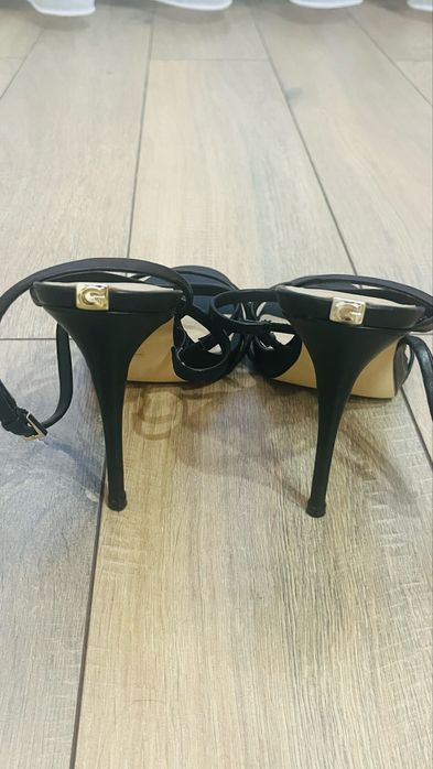 Босоножки бренд GUESS