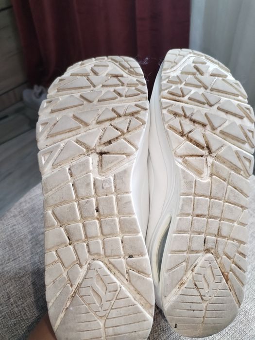 vând adidași skechers 38