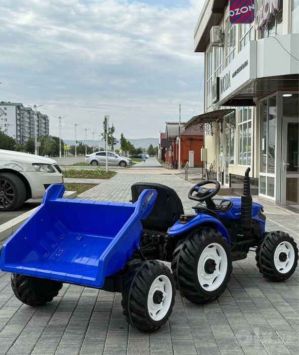 Siniy traktor prisepli pultli bolalar mashinasi elektromobil elektroka