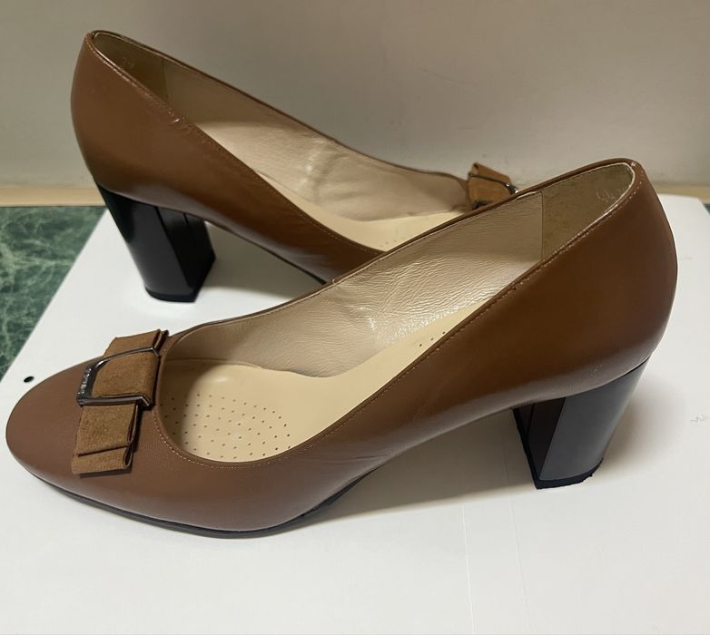 Кафяви обувки на ток