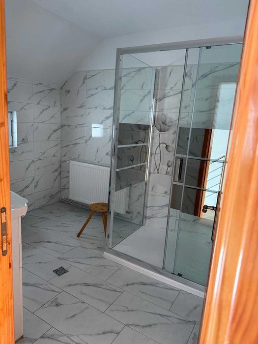 Inchiriez casa 215 mp, parter + etaj, 4 dormitoare, bucatarie, 3 bai