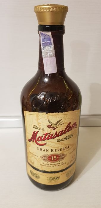 Кутия и празно шише от алкохолна напитка