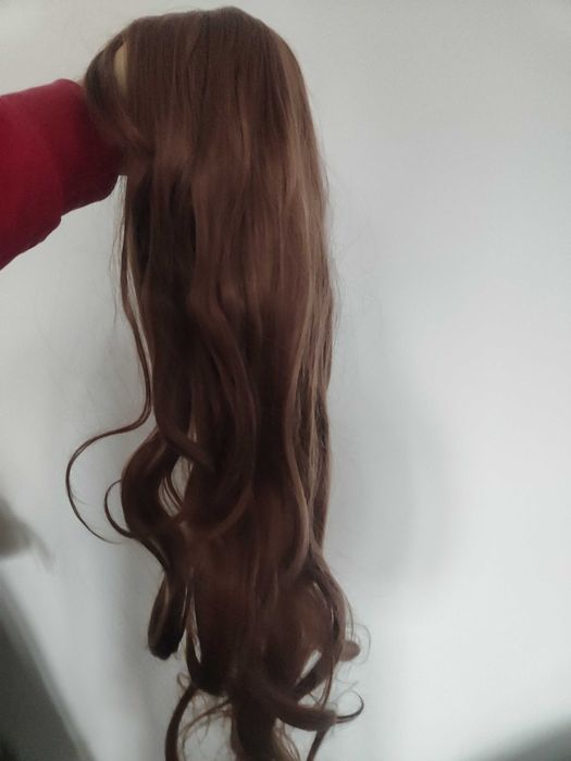 Перука на букли с бретон за 14€.