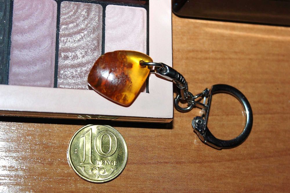 Брелок с янтарём