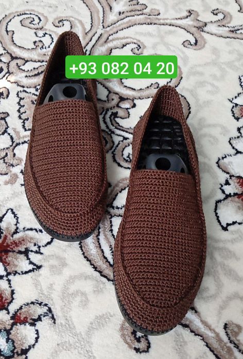 To'qilgan oyoq kiyimlar sotiladi.